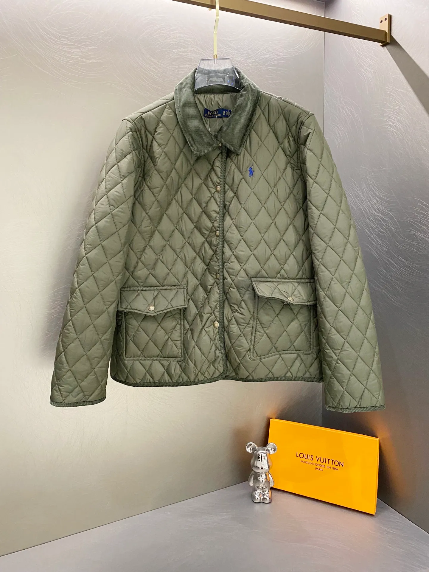 P340 Ralpah Lauren/Ralph Lauren diamond plaid lapel veteran cotton jacket, same style for men and women, British retro style, classic diamond Henry lapel thin cotton jacket, simple yet stylish, corduroy trimmed cuffs, collar, straight foldable, two-wear, fashionable, warm and not abrasive to the skin. Flap pockets are more practical and safer. The half-high collar has double-button closure on the front. The fabric has a certain anti-water effect, making it a timeless classic. The delicate embroidery of the pony on the left side of the chest is retro and will never go out of style. Color: navy khaki green Size: S-XL